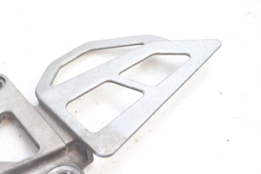 photo de FRONT LEFT FOOTREST MOUNT KAWASAKI ZX-6R ZX6R 600 (1995 - 1997) - Zoom on usage condition