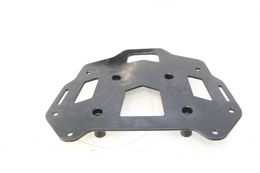 photo de PLATE TOP BOX PIAGGIO MP3 500 (2016 - 2018) - High-resolution close-up