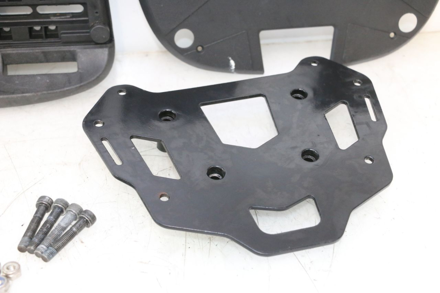 photo de PLATE TOP BOX PIAGGIO MP3 500 (2016 - 2018) - Detailed visual inspection
