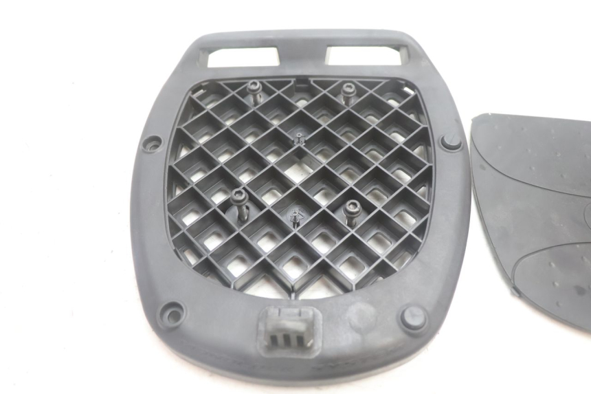 photo de PLATE TOP BOX PEUGEOT SATELIS 125 (2013 - 2018) - Component detail