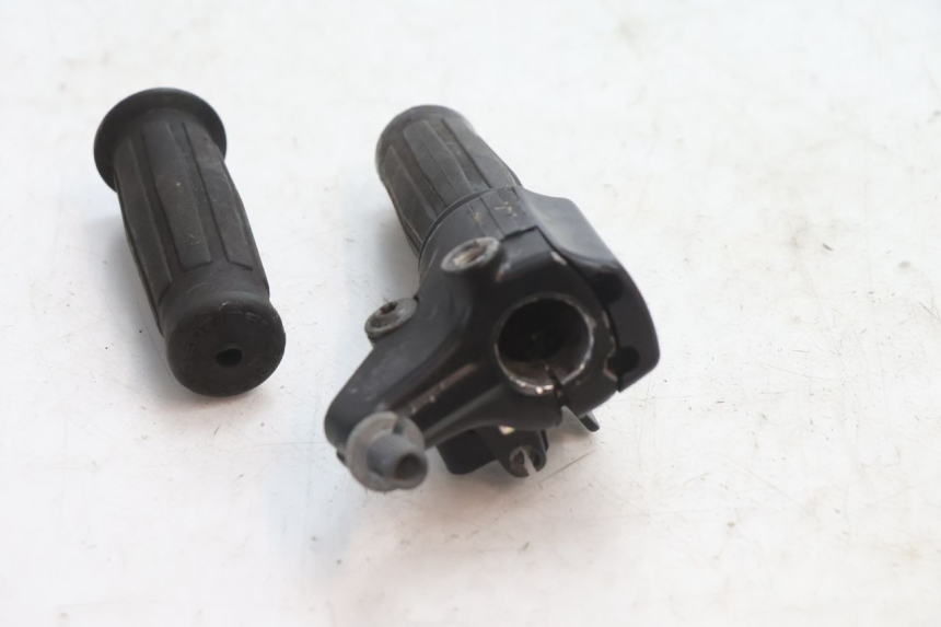 photo de THROTTLE GRIP PEUGEOT 103 SPX CLIP 50 (1989 - 1992) - Alternative perspective