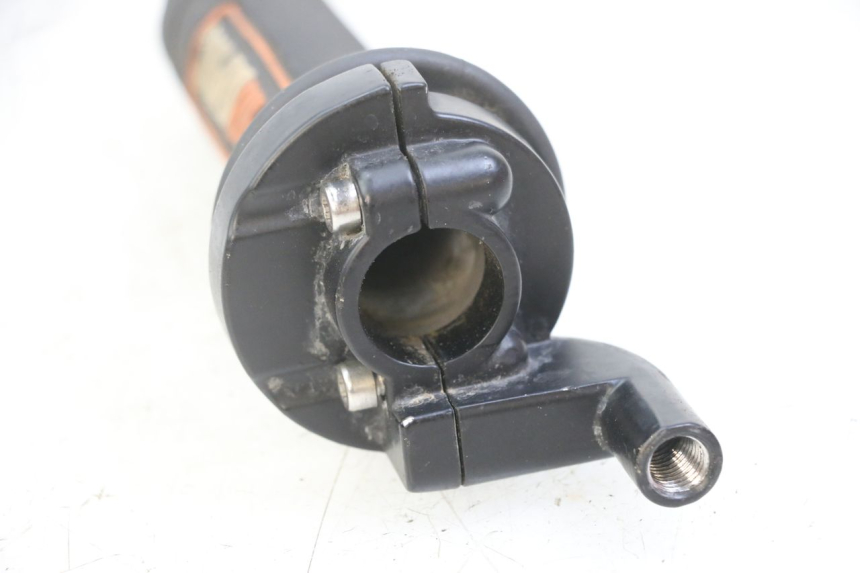 photo de THROTTLE GRIP APOLLO RFZ 125 - Zoom on usage condition