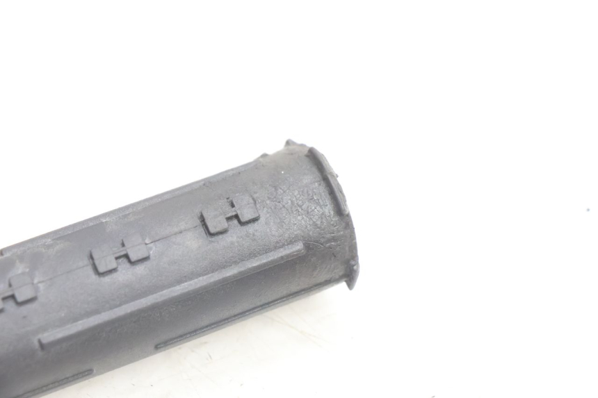 photo de THROTTLE GRIP APRILIA ATLANTIC S 125 (2010 - 2013) - Technical close-up
