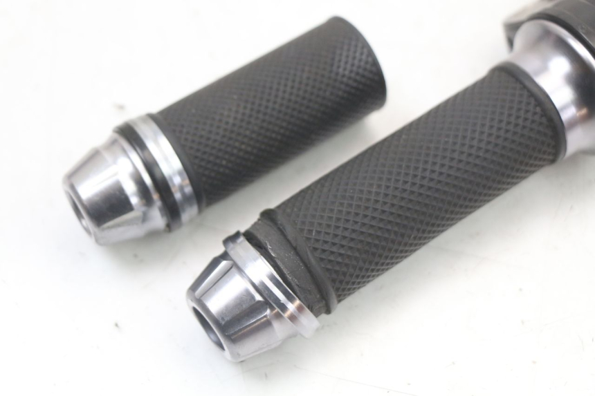 photo de THROTTLE GRIP EBROH BRAVO GLE 1 (2020 - 2024) - Surface and material condition