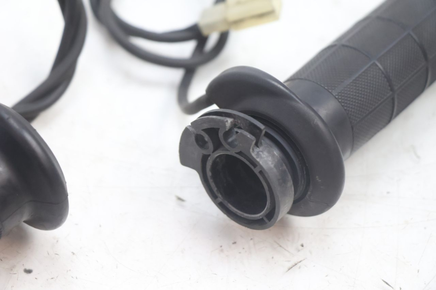 photo de THROTTLE GRIP SUZUKI BURGMAN EXECUTIVE ABS 650 (2006 - 2012) - Technical close-up