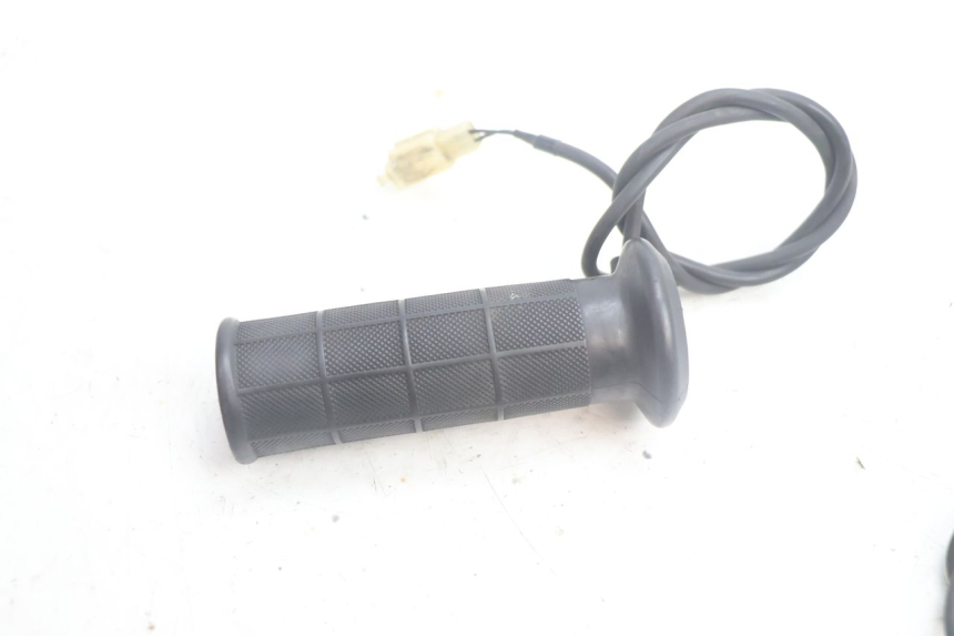 photo de THROTTLE GRIP SUZUKI BURGMAN EXECUTIVE ABS 650 (2006 - 2012) - Fixing points details