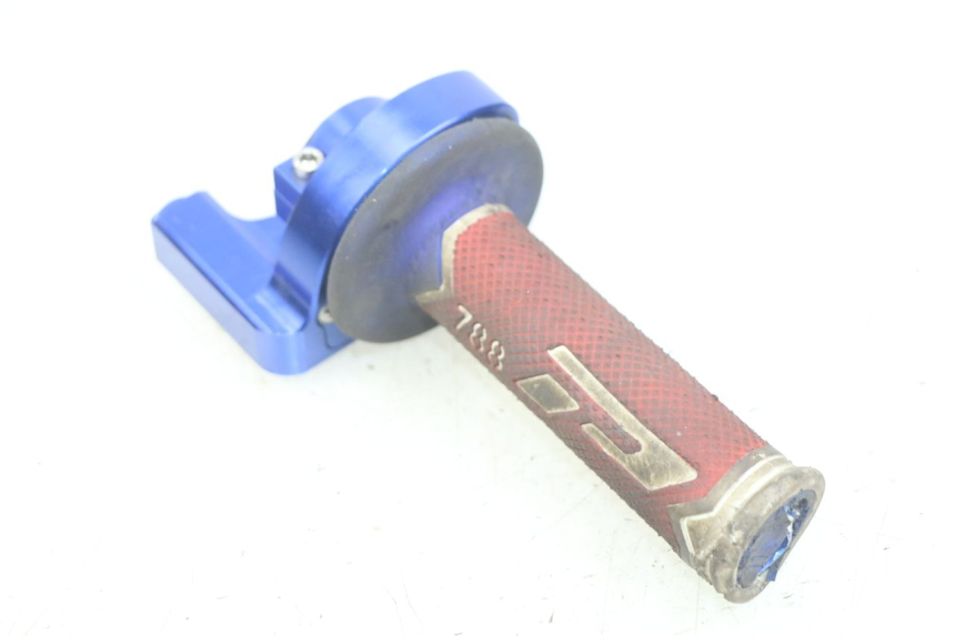 photo de THROTTLE GRIP HONDA CR 125 (1995 - 1997) - Zoom on usage condition
