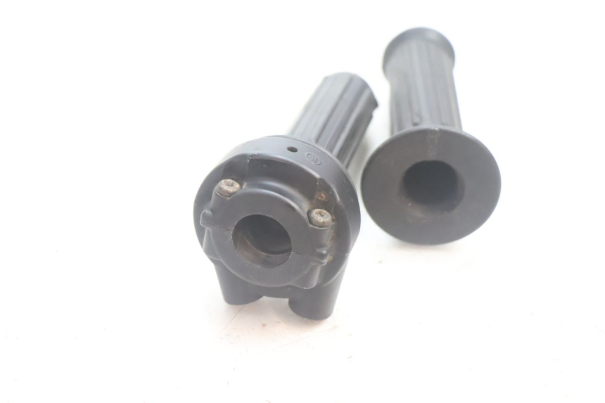 photo de THROTTLE GRIP SUZUKI DR S 600 (1985 - 1989) - Zoom on usage condition