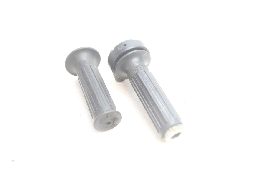 photo de THROTTLE GRIP SUZUKI DR S 600 (1985 - 1989) - Alternative perspective
