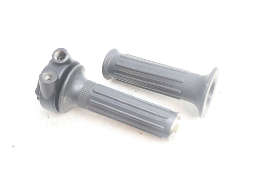 photo de THROTTLE GRIP SUZUKI DR S 600 (1985 - 1989) - Fixing points details