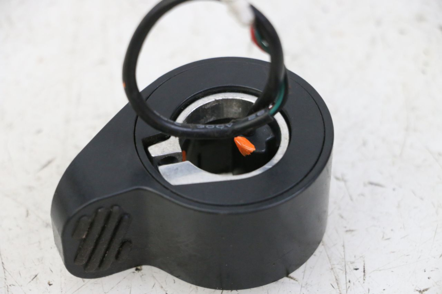 photo de THROTTLE GRIP SEGWAY NINEBOT F40E 1 - Zoom on usage condition