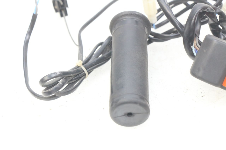 photo de THROTTLE GRIP HONDA FES PANTHEON 2T 125 (1998 - 2002) - Markings and original references