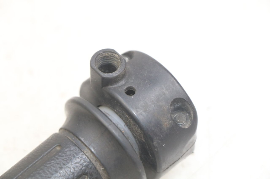photo de THROTTLE GRIP HONDA FES PANTHEON 2T 125 (1998 - 2002) - Zoom on usage condition