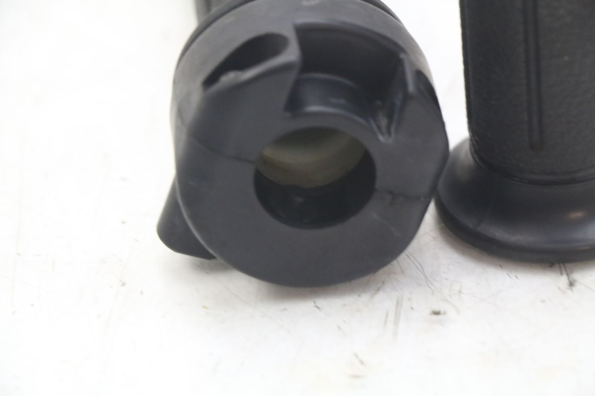 photo de THROTTLE GRIP HONDA FES PANTHEON 2T 125 (1998 - 2002) - Zoom on usage condition
