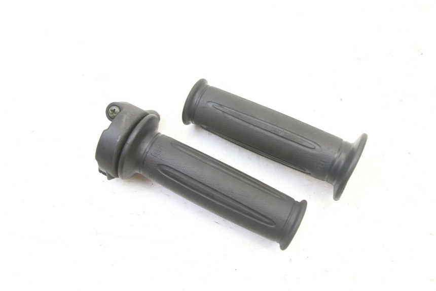 photo de THROTTLE GRIP SYM FIDDLE 3 III 125 (2014 - 2020) - Zoom on usage condition