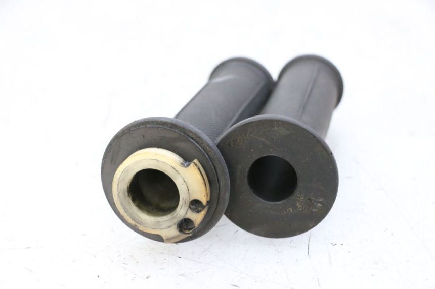 photo de THROTTLE GRIP YAMAHA FJ 36Y 1100 (1984 - 1985) - Alternative perspective