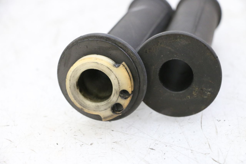 photo de THROTTLE GRIP YAMAHA FJ 36Y 1100 (1984 - 1985) - Technical close-up