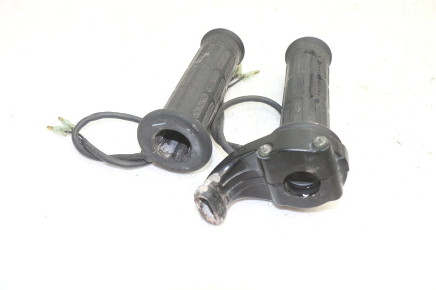 photo de THROTTLE GRIP YAMAHA FJR 1300 (2001 - 2005) - Alternative perspective