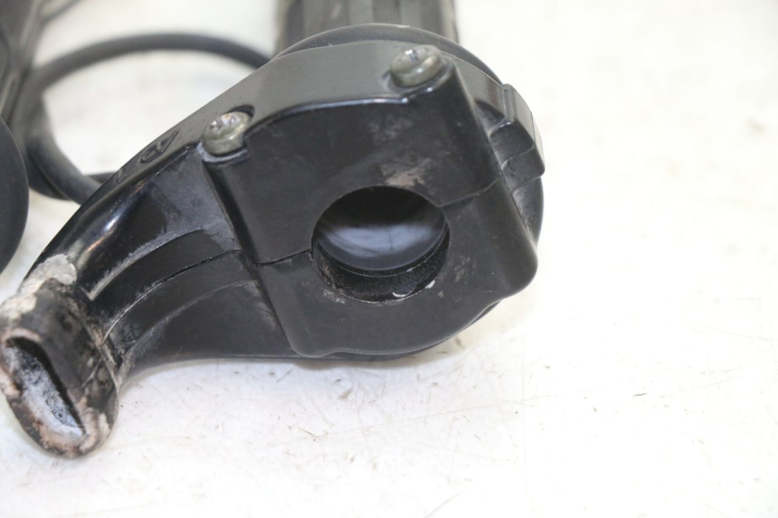 photo de THROTTLE GRIP YAMAHA FJR 1300 (2001 - 2005) - Technical close-up