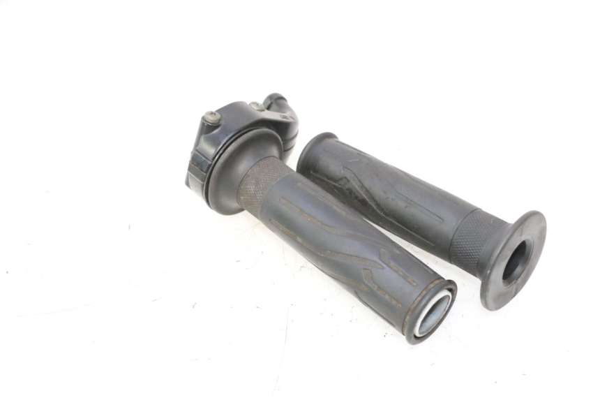 photo de THROTTLE GRIP YAMAHA FJR 1300 (2001 - 2005) - Component detail