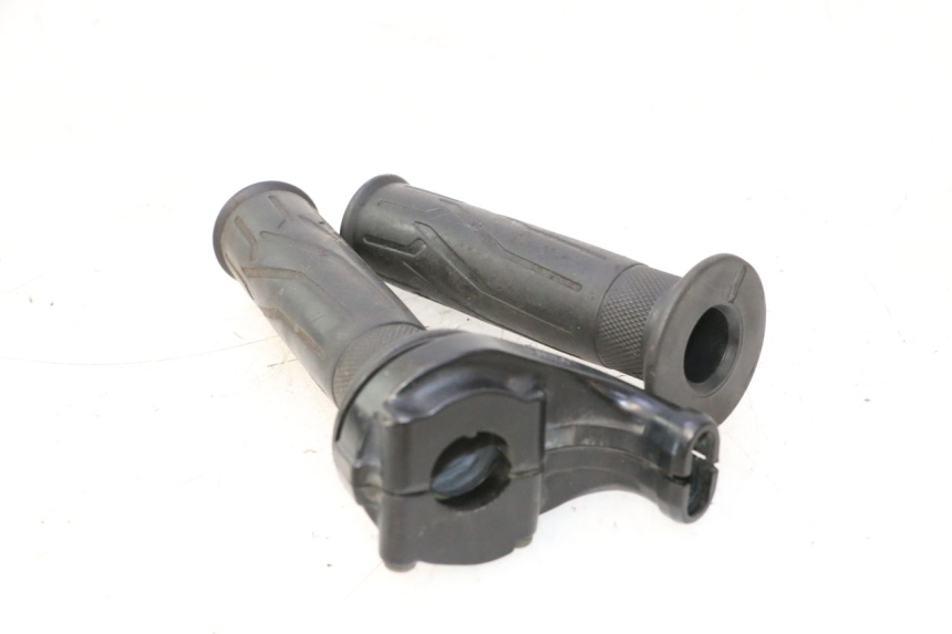 photo de THROTTLE GRIP YAMAHA FJR 1300 (2001 - 2005) - Alternative perspective