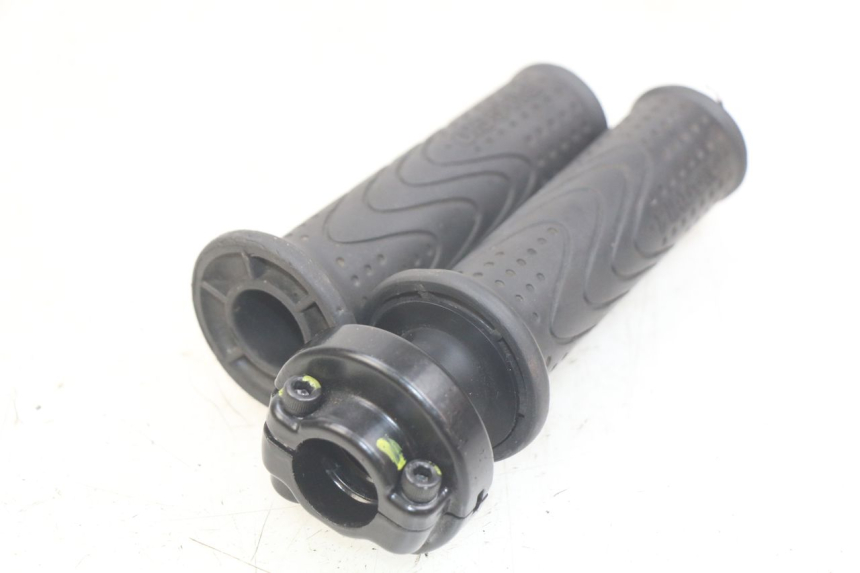photo de THROTTLE GRIP PIAGGIO FLY 4T 50 (2013 - 2017) - Alternative perspective