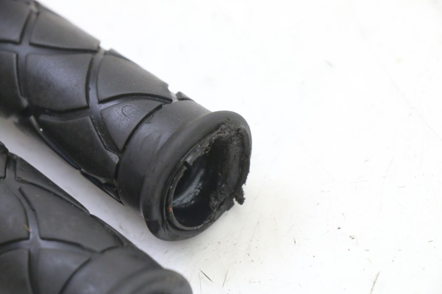 photo de THROTTLE GRIP YAMAHA JOG R 50 (2004 - 2014) - Alternative perspective
