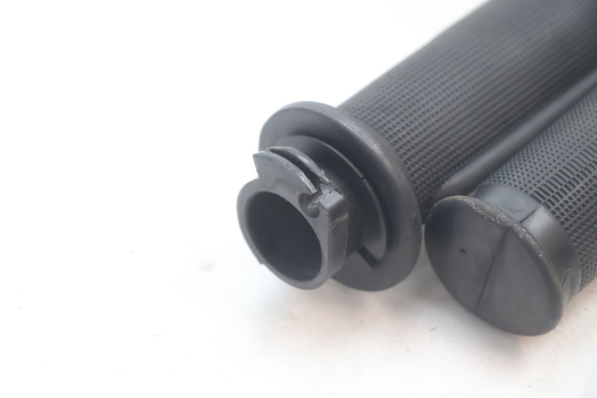 photo de THROTTLE GRIP PEUGEOT KISBEE 4T 50 (2010 - 2017) - Component detail
