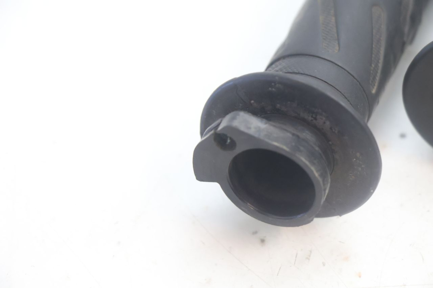 photo de THROTTLE GRIP PEUGEOT KISBEE 4T 50 (2018 - 2022) - Zoom on usage condition