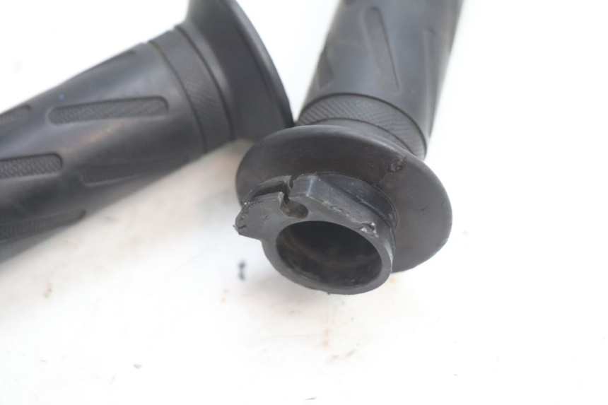 photo de THROTTLE GRIP PEUGEOT KISBEE 4T 50 (2018 - 2022) - Alternative perspective