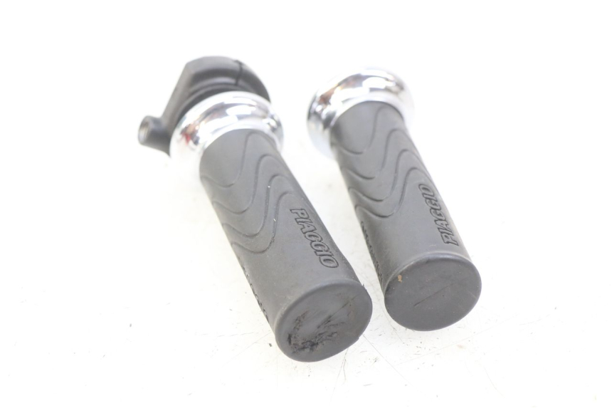 photo de THROTTLE GRIP PIAGGIO LIBERTY IGET 4T 50 (2015 - 2020) - Zoom on usage condition