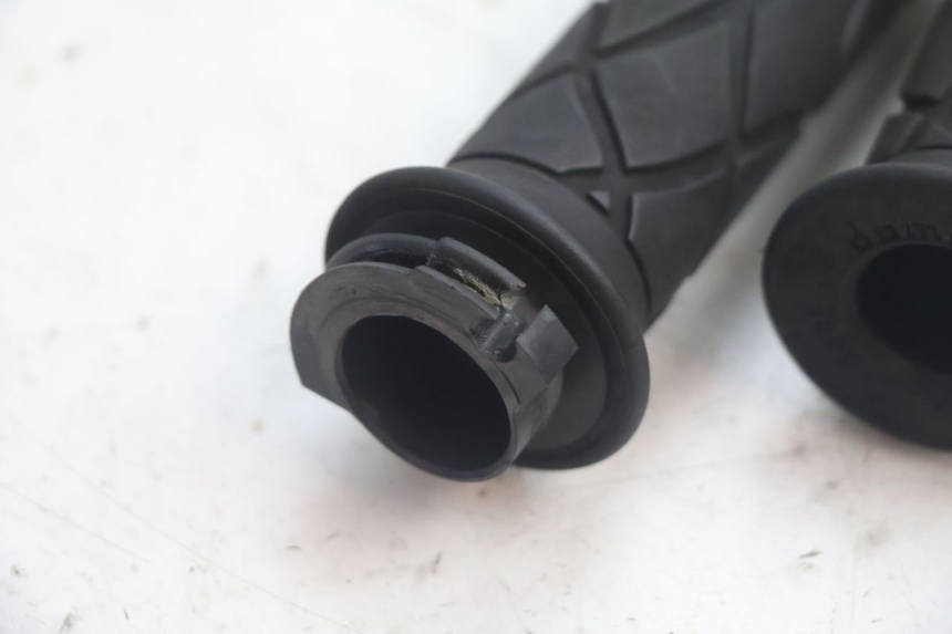 photo de THROTTLE GRIP MBK MACH G AC 50 (2002 - 2014) - Zoom on usage condition
