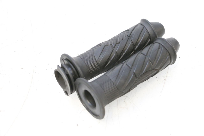 photo de THROTTLE GRIP KEEWAY MATRIX RX9 125 (2006 - 2007) - Zoom on usage condition