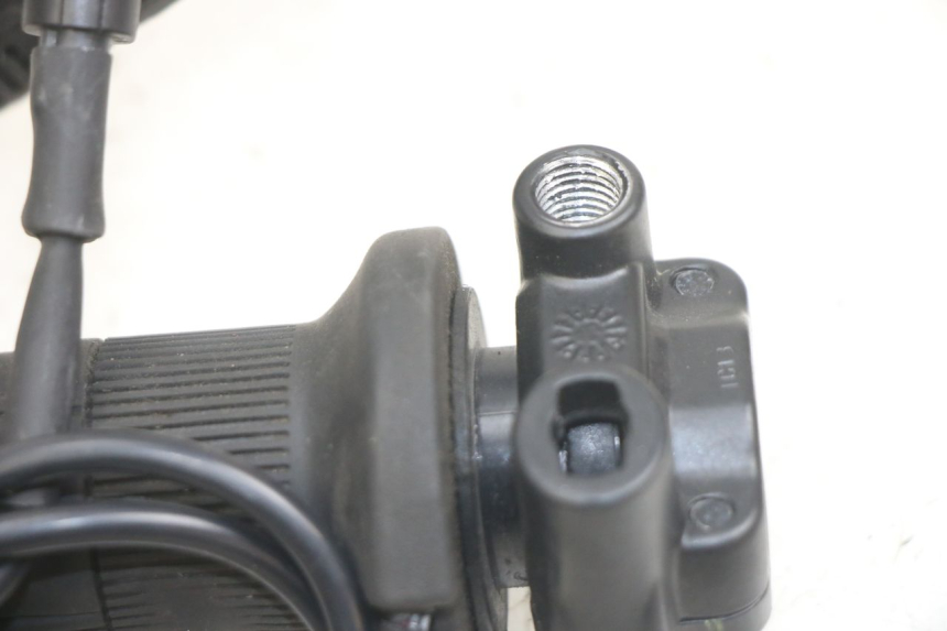 photo de THROTTLE GRIP PIAGGIO MEDLEY 125 (2016 - 2023) - Zoom on usage condition