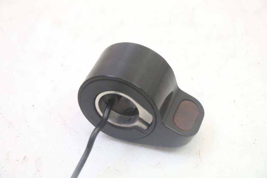 photo de THROTTLE GRIP XIAOMI MI PRO 2 1 - Zoom on usage condition