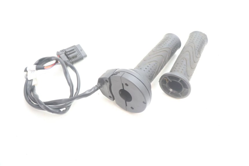 photo de THROTTLE GRIP PIAGGIO MP3 HPE 530 (2022 - 2026) - Alternative perspective