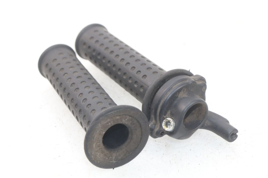 photo de THROTTLE GRIP PIAGGIO MP3 125 (2006 - 2014) - Zoom on usage condition