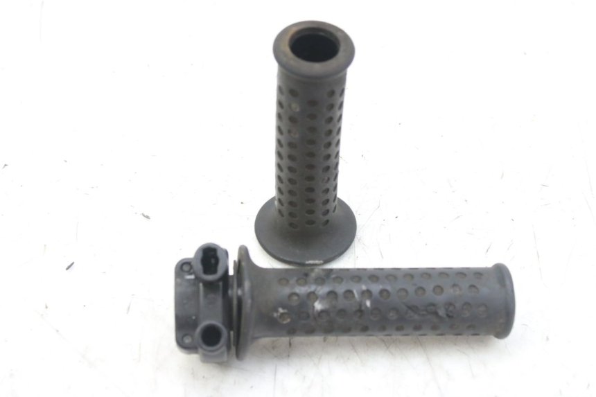 photo de THROTTLE GRIP PIAGGIO MP3 RL 250 (2006 - 2010) - Technical close-up
