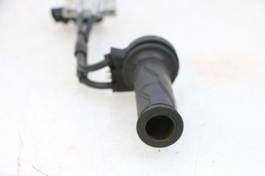 photo de THROTTLE GRIP YAMAHA NEO'S CORE 1 (2022 - 2026) - Technical close-up