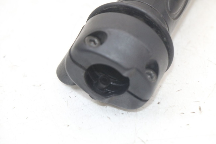 photo de THROTTLE GRIP YAMAHA NEO'S NEOS 2T 50 (2007 - 2017) - Zoom on usage condition