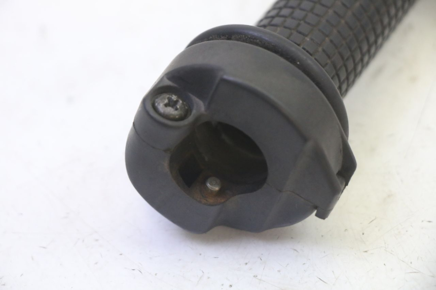 photo de THROTTLE GRIP KYMCO LIKE 4T 50 (2019 - 2025) - Zoom on usage condition