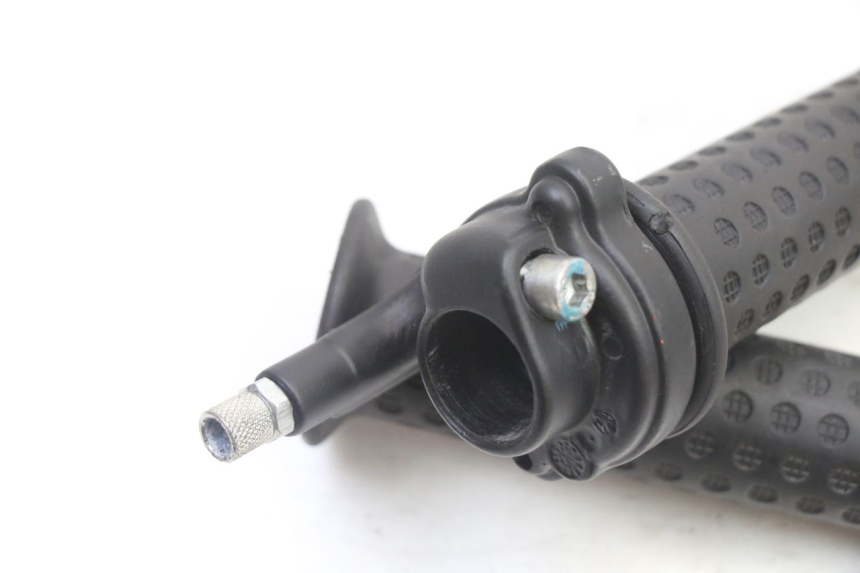 photo de THROTTLE GRIP PIAGGIO NRG POWER PUREJET 50 (2018 - 2021) - Zoom on usage condition