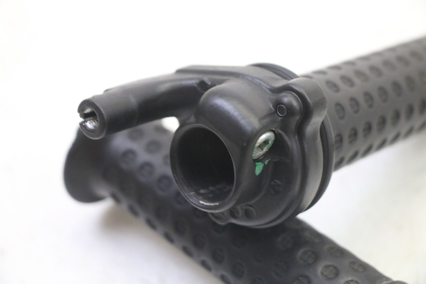 photo de THROTTLE GRIP PIAGGIO NRG POWER PUREJET 50 (2018 - 2021) - Zoom on usage condition
