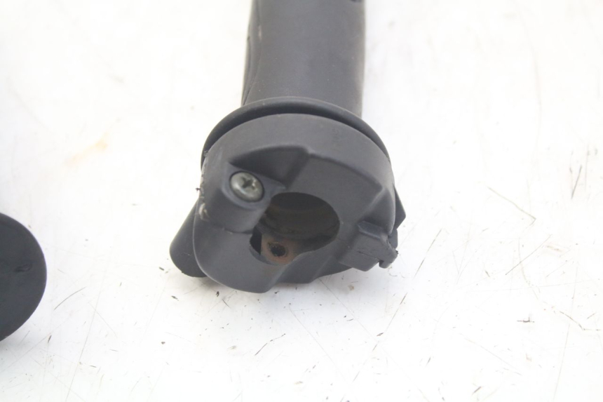photo de THROTTLE GRIP SYM ORBIT 2 4T 50 (2018 - 2022) - Zoom on usage condition