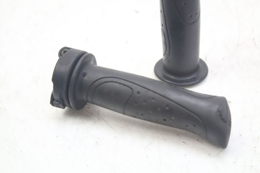 photo de THROTTLE GRIP SYM ORBIT 2 4T 50 (2018 - 2022) - Alternative perspective