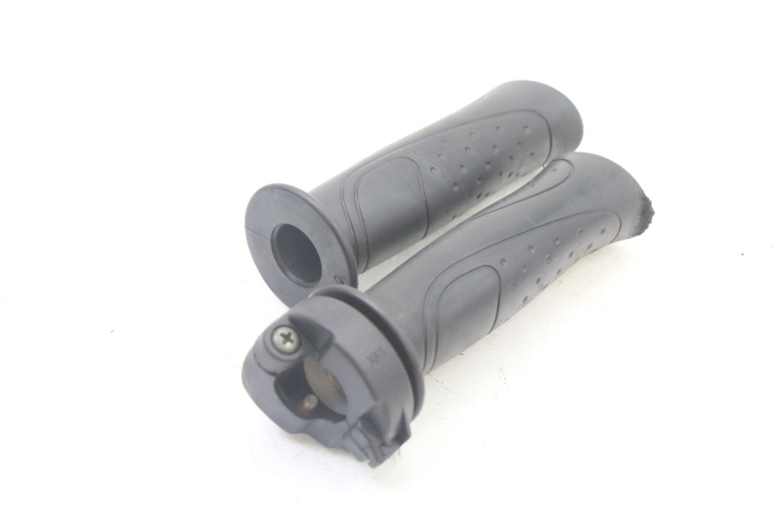 photo de THROTTLE GRIP SYM ORBIT III 3 4T 50 (2021 - 2025) - Zoom on usage condition