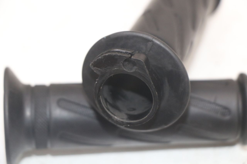 photo de THROTTLE GRIP PEUGEOT STREETZONE 4T 50 (2018 - 2023) - Zoom on usage condition