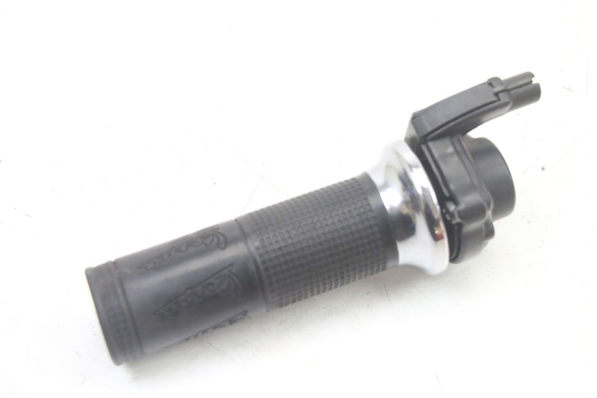 photo de THROTTLE GRIP PIAGGIO VESPA LX 2T 50 (2005 - 2013) - Zoom on usage condition