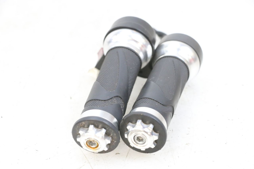 photo de THROTTLE GRIP EFUN PUSA 1 - Fixing points details