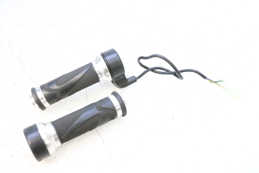 photo de THROTTLE GRIP EFUN PUSA 1 - Alternative perspective